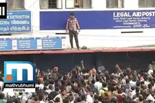 Sabarimala: Mathrubhumi Cameraman Attacked