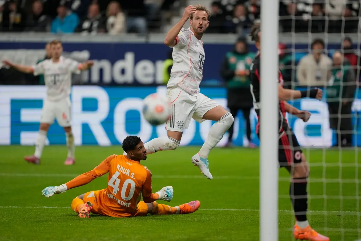 Bayern's Harry Kane tries to score behind Frankfurt's goalkeeper Kaua Santos during the Bundesliga soccer match between Eintracht Frankfurt and FC Bayern Munich in Frankfurt, Germany. | Photo: AP