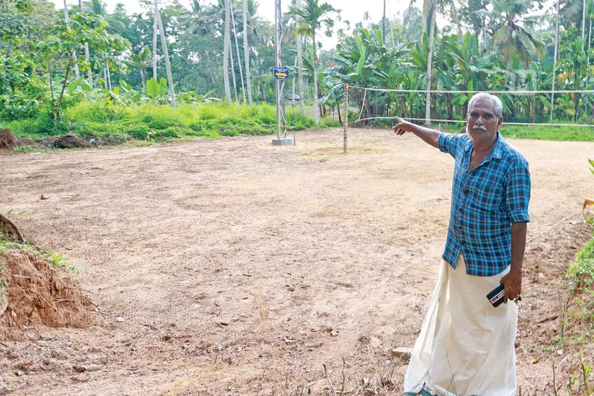 • നെടുമങ്ങാട് നഗരസഭയ്ക്ക് താൻ സൗജന്യമായി നൽകിയ വസ്തുവിലെ കളിക്കളത്തിൽ അജയകുമാർ