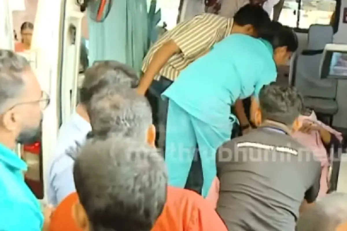 പരിക്കേറ്റ ഡോക്ടറെ കോഴിക്കോട് സ്വകാര്യ ആശുപത്രിയിലേക്ക് മാറ്റുന്നു | Photo: Screengrab/Mathrubhumi News