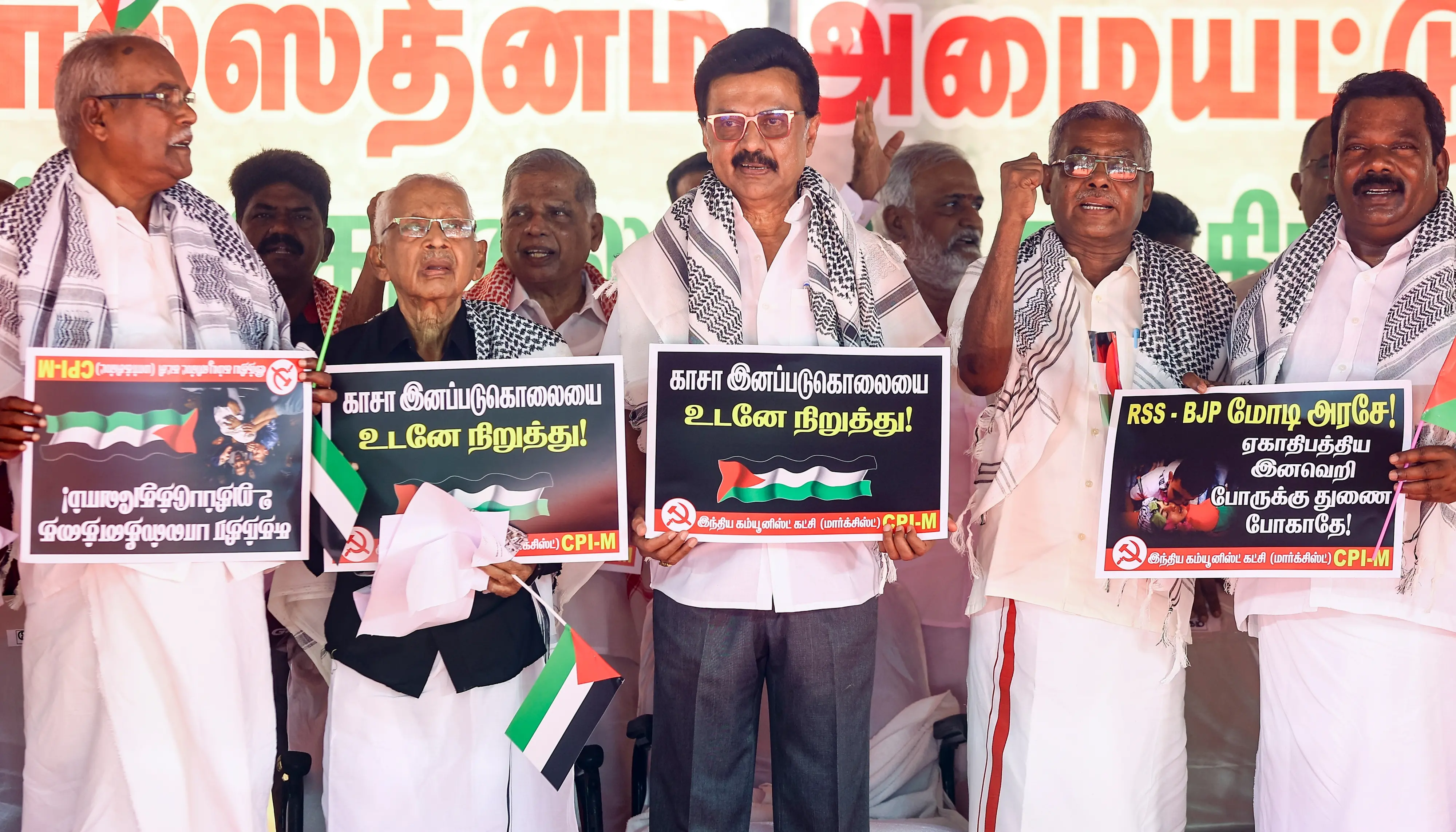 ഗാസയെ പിന്തുണച്ച് നടന്ന പരിപാടിയില് പങ്കെടുക്കുന്ന എം.കെ. സ്റ്റാലിനും മറ്റു നേതാക്കളും | Photo : PTI