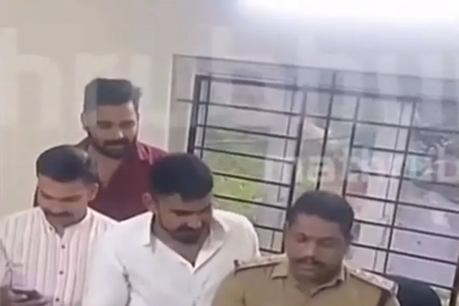 പോലീസ് സ്റ്റേഷനിലെ കേക്ക് മുറി; ഇന്സ്പെക്ടര് കെപി അഭിലാഷിന് സസ്പെന്ഷന്