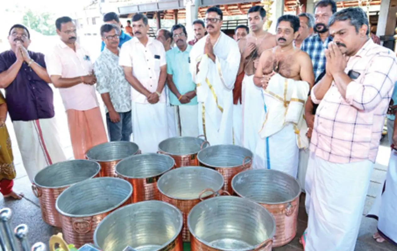അമ്പലപ്പുഴ ശ്രീകൃഷ്ണസ്വാമിക്ഷേത്രത്തില് പാല്പ്പായസം നേദിക്കാനുള്ള ചെമ്പുപാത്രങ്ങൾ പണിക്കേഴ്സ് ട്രാവല് ഉടമ ബാബു പണിക്കര് സമര്പ്പിക്കുന്നു