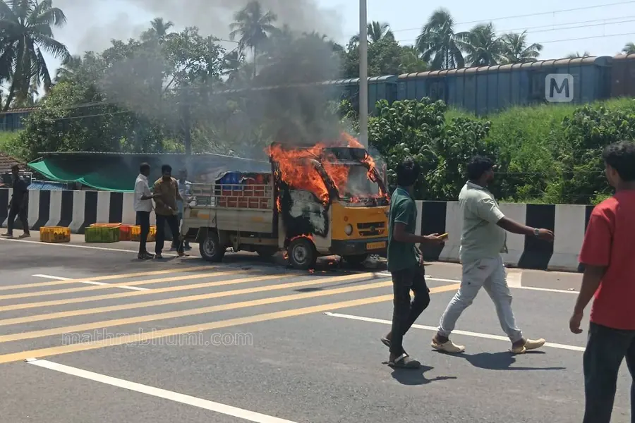 kasaragod pickup van fire