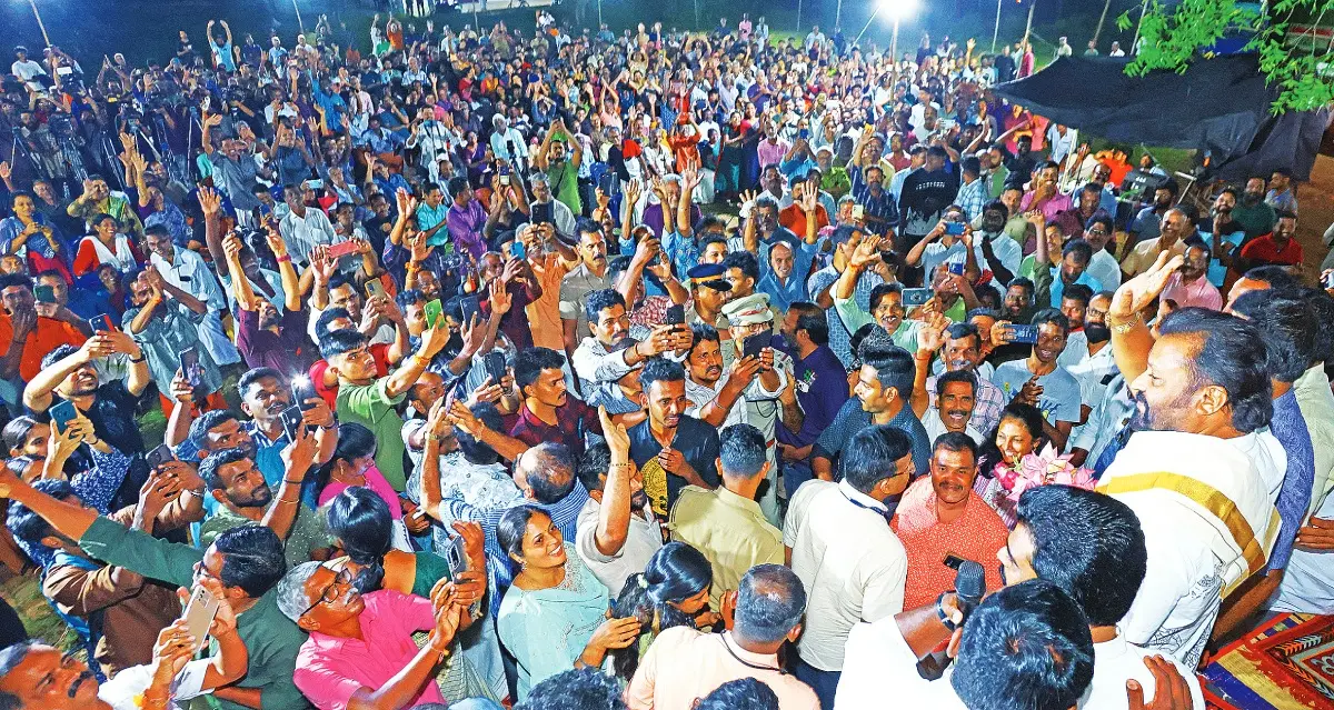 പറളിഗ്രാമത്തിൽ നടന്ന കലുങ്ക് സൗഹൃദസഭയിൽ പങ്കെടുക്കാനെത്തിയ കേന്ദ്രമന്ത്രി സുരേഷ് ഗോപിയെ ആൽമരച്ചുവട്ടിലേക്ക് സ്വീകരിക്കുന്നു