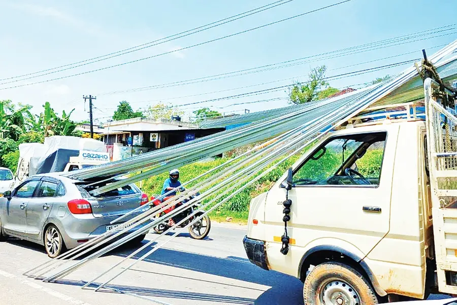 മുന്നിലുള്ള വാഹനം ബ്രേക്കിട്ടു; മിനിലോറിയില്‍ കൊണ്ടുപോയ പൈപ്പുകള്‍ കാറില്‍ തുളച്ചുകയറി, ആളപായമില്ല
