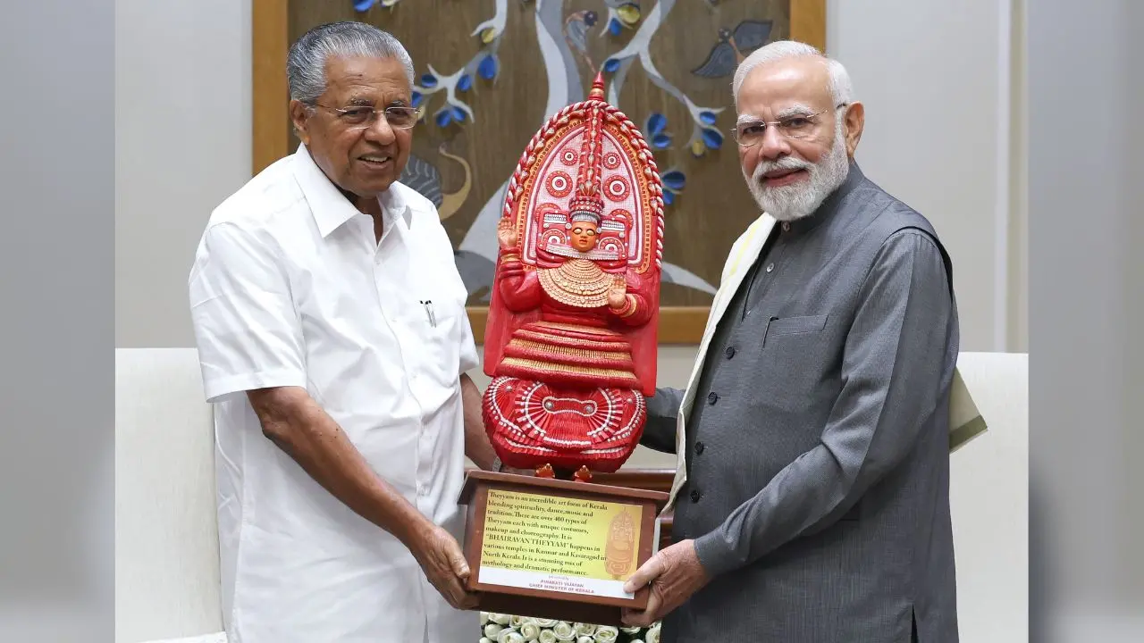 പ്രധാനമന്ത്രിക്ക് ഉപഹാരമായി ഭൈരവൻ തെയ്യത്തിന്റെ ശില്‍പ്പം കൈമാറുന്ന മുഖ്യമന്ത്രി പിണറായി വിജയൻ | Photo: PMO