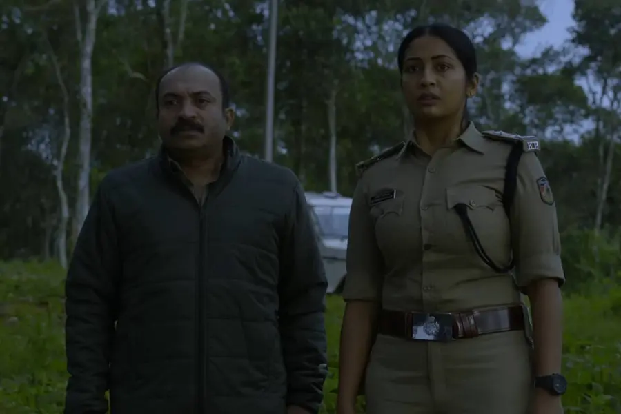 'എല്ലാ കുറ്റകൃത്യങ്ങളും ഒരു പാതിരാത്രിയെ സ്നേഹിക്കുന്നു', ത്രില്ലടിപ്പിക്കാൻ നവ്യ നായർ- സൗബിൻ ഷാഹിർ- റത്തീന ചിത്രം; 'പാതിരാത്രി' ട്രെയിലർ പുറത്ത്
