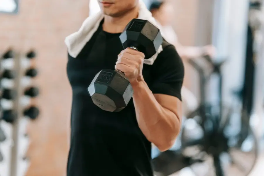What caused a 26-year-old’s sudden vision loss during weightlifting in gym? | WATCH