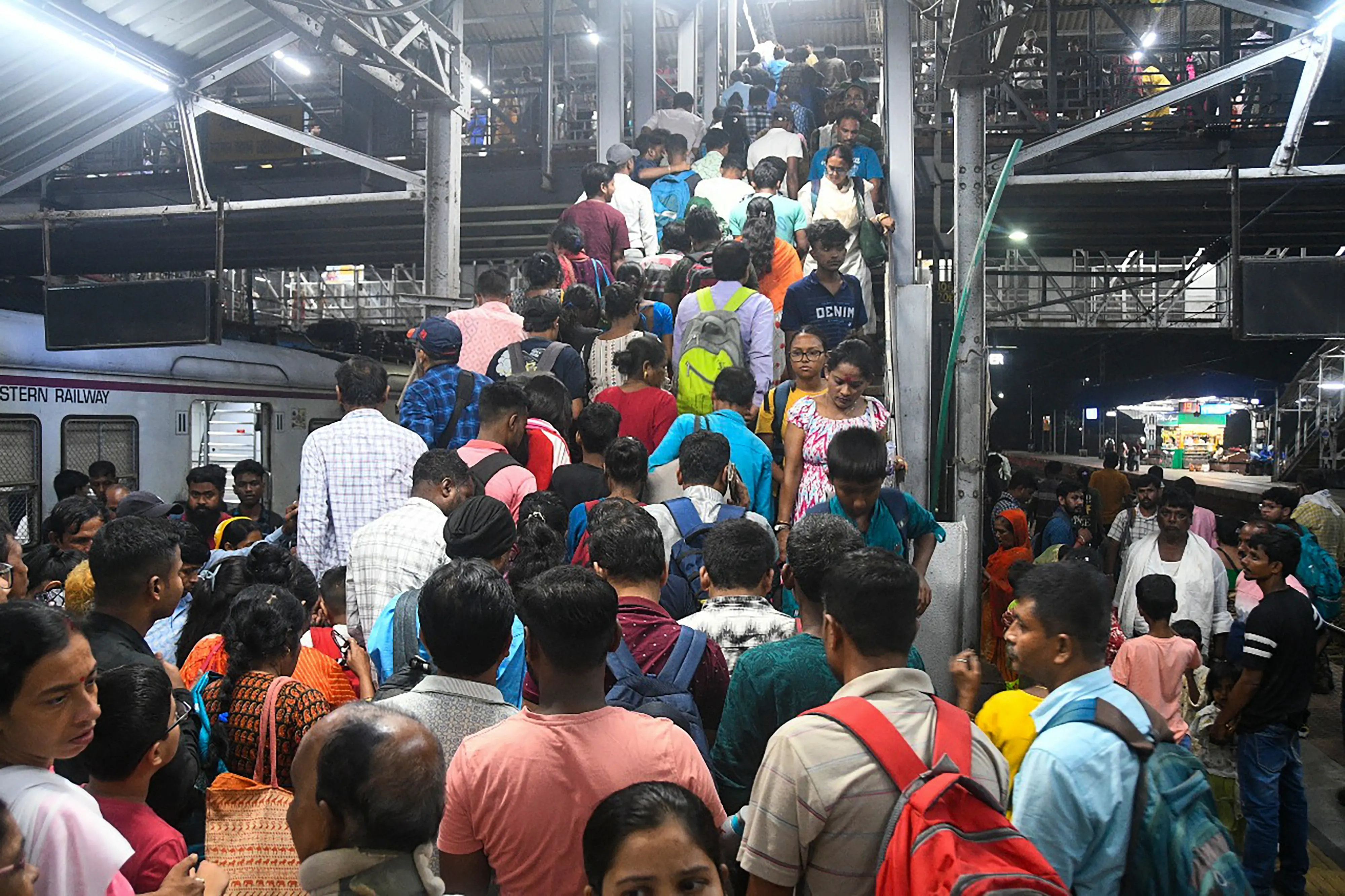 People throng at the Bardhaman railway station, Sunday, Oct. 12, 2025. | Photo: PTI