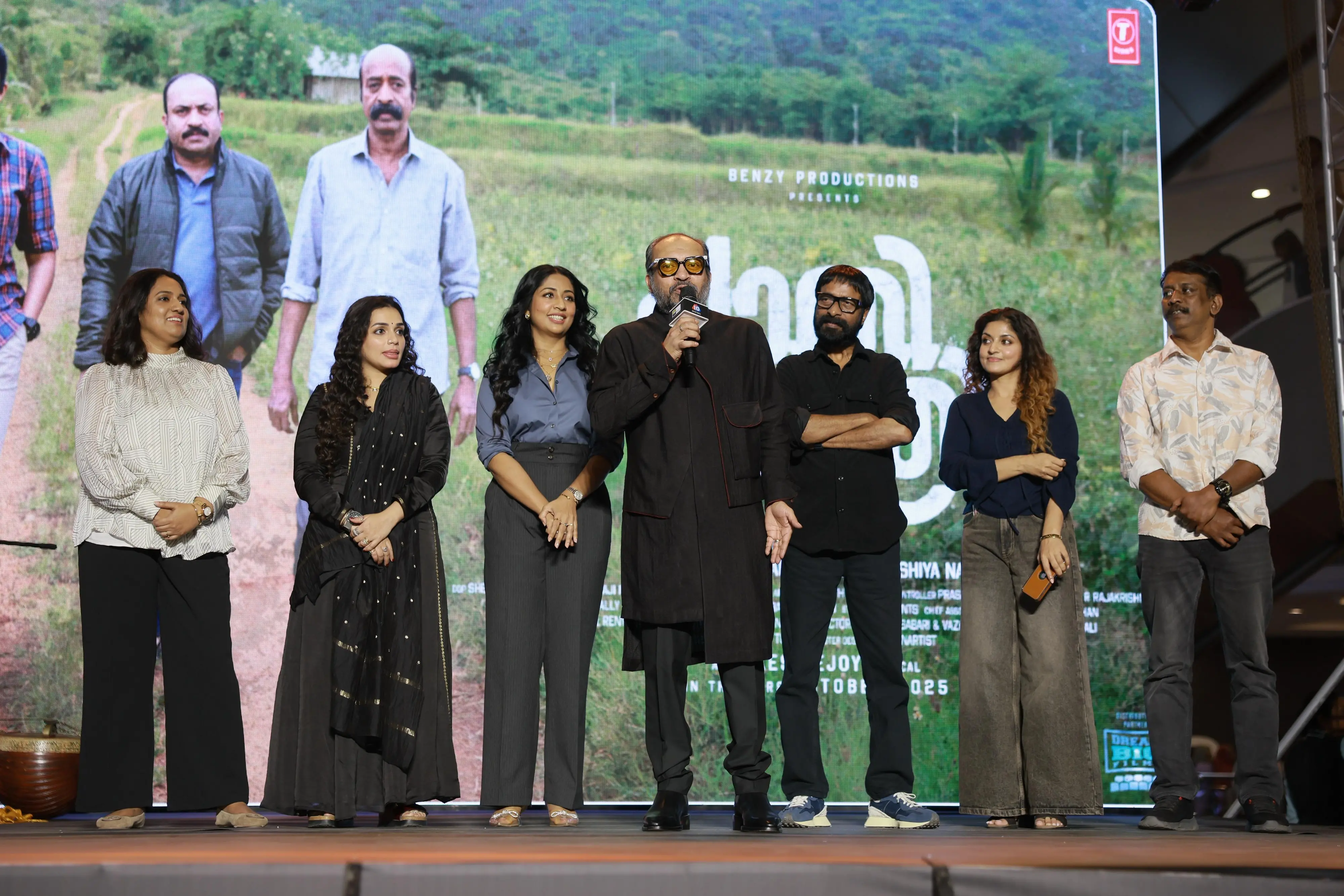 പാതിരാത്രി എന്ന ചിത്രത്തിന്റെ ഓഡിയോ ലോഞ്ചിൽ സൗബിൻ ഷാഹിർ സംസാരിക്കുന്നു | ഫോട്ടോ: അറേഞ്ച്ഡ്