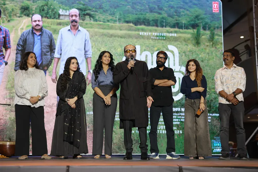 സാക്ഷിയായി വൻ പ്രേക്ഷക സമൂഹം; നവ്യാ നായർ-സൗബിൻ-റത്തീന ചിത്രം പാതിരാത്രിയുടെ ഓഡിയോ ലോഞ്ച്