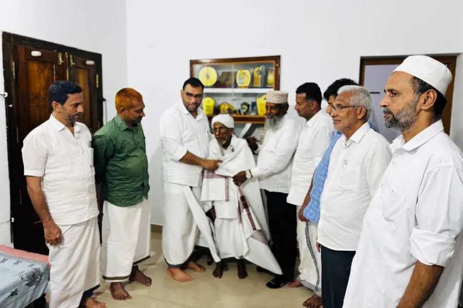 105ല് ഡിജിറ്റല് സാക്ഷരത പട്ടം; അബ്ദുല്ല ബാഖവിയെ സൗദി കെഎംസിസി ആദരിച്ചു.