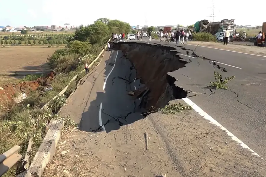 Bhopal road collapse: Huge 20-feet crater formed, investigation launched | VIDEO