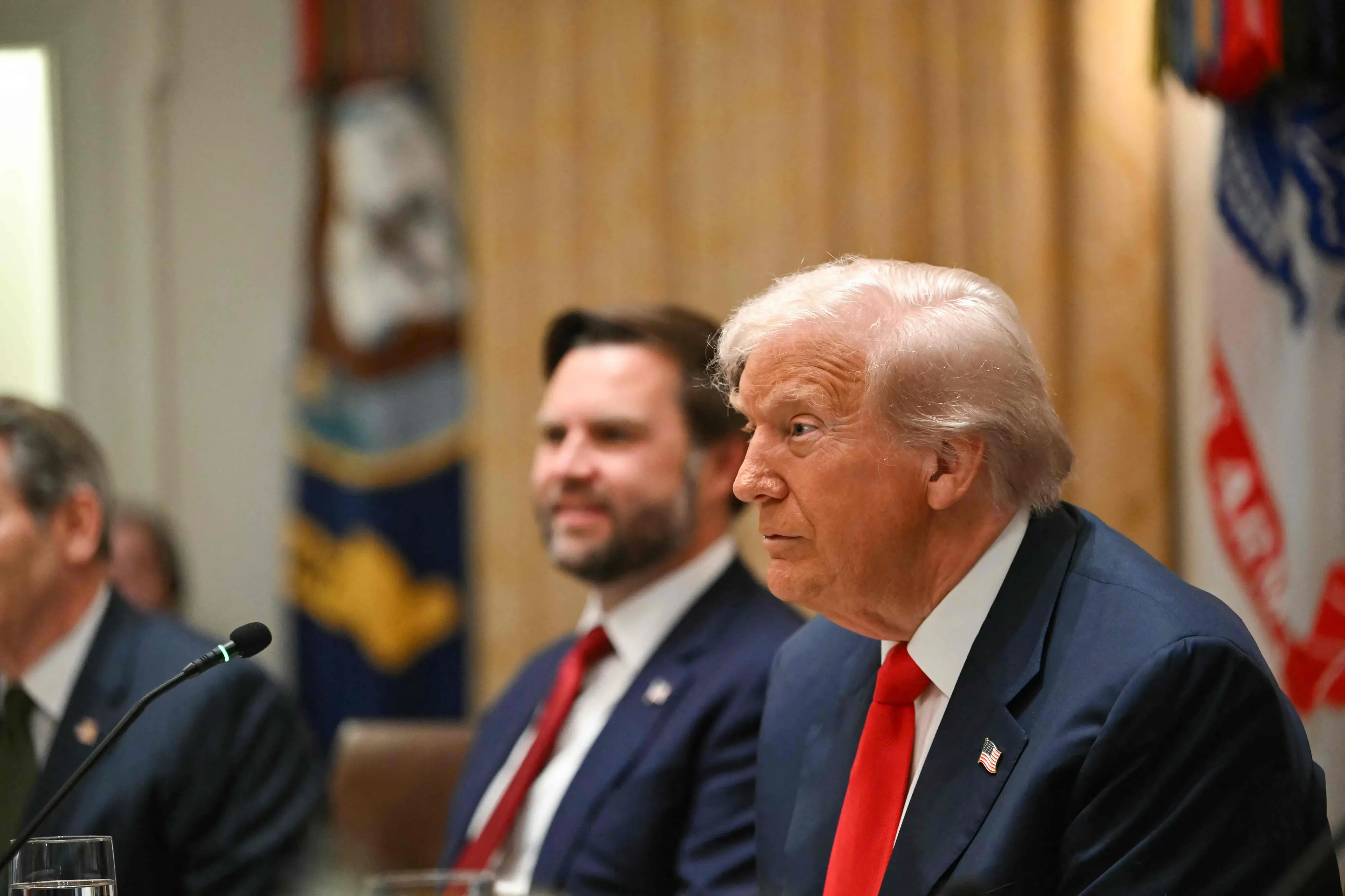 US President Donald Trump (R) and Vice President JD Vance look on as they meet with Argentina's President Javier Milei in the Cabinet Room at the White House in Washington | Photo: AFP