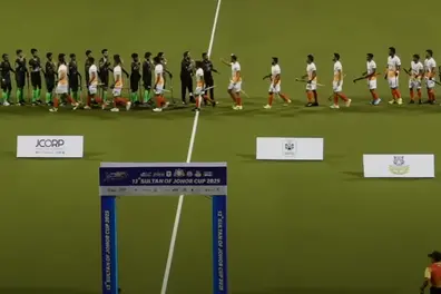 India and Pakistan junior hockey players break no-handshake trend after Asia Cup row | WATCH