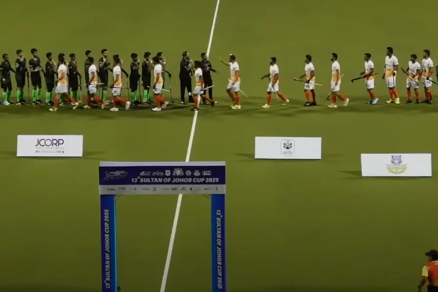 India and Pakistan junior hockey players break no-handshake trend after Asia Cup row | WATCH