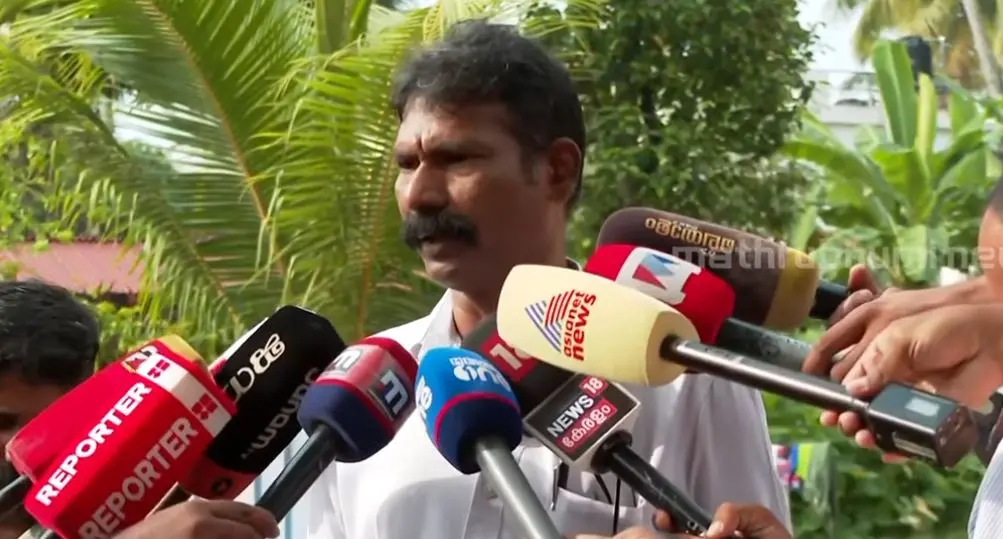 പള്ളുരുത്തി സെയ്ന്റ് റീത്താസ് സ്കൂളിലെ പിടിഎ പ്രസിഡന്റ് ജോഷി കൈതവളപ്പിൽ മാധ്യമങ്ങളോട് പ്രതികരിക്കുന്നു.