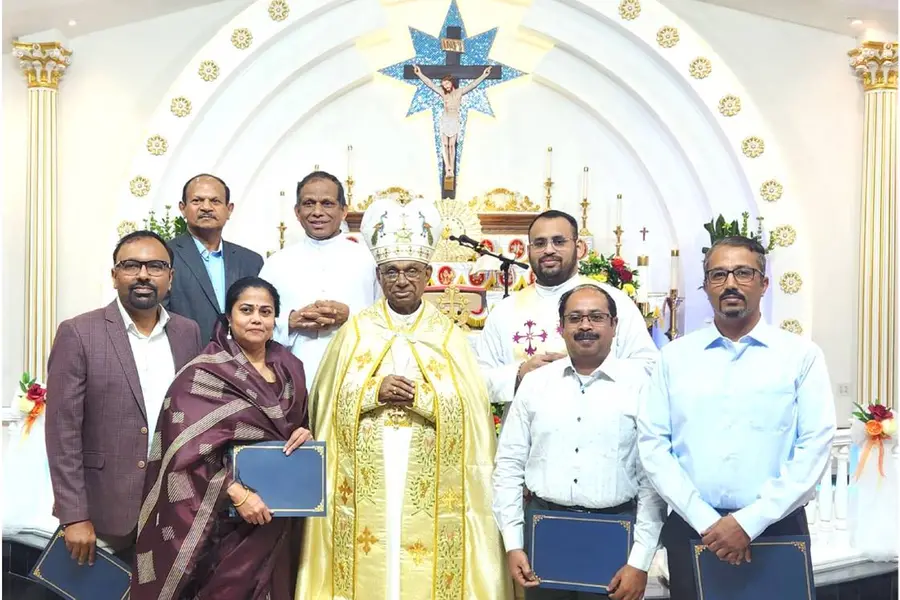 ദൈവശാസ്ത്ര പഠനത്തില്‍ 9 അല്‍മായര്‍ക്ക് ഡിപ്ലോമ; ബിഷപ്പ് എമരിറ്റസ് മാര്‍.ജേക്കബ് അങ്ങാടിയത്ത് സമ്മാനിച്ചു