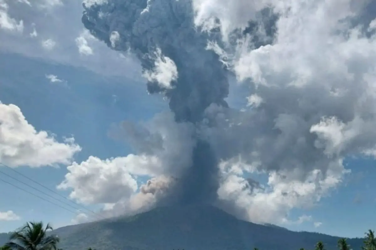 In this photo released by Geological Agency (Badan Geologi) of the Indonesia's Ministry of Energy and Mineral Resources, Mount Lewotobi Laki-Laki spews volcanic material during an eruption in East Flores, Indonesia | Photo: AP