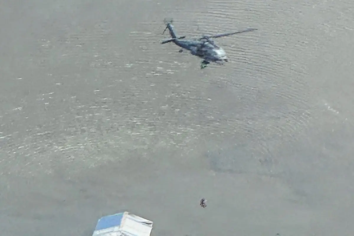Alaska Air National Guard rescue personnel conduct a search and rescue mission in Kipnuk, Alaska | Photo: AP