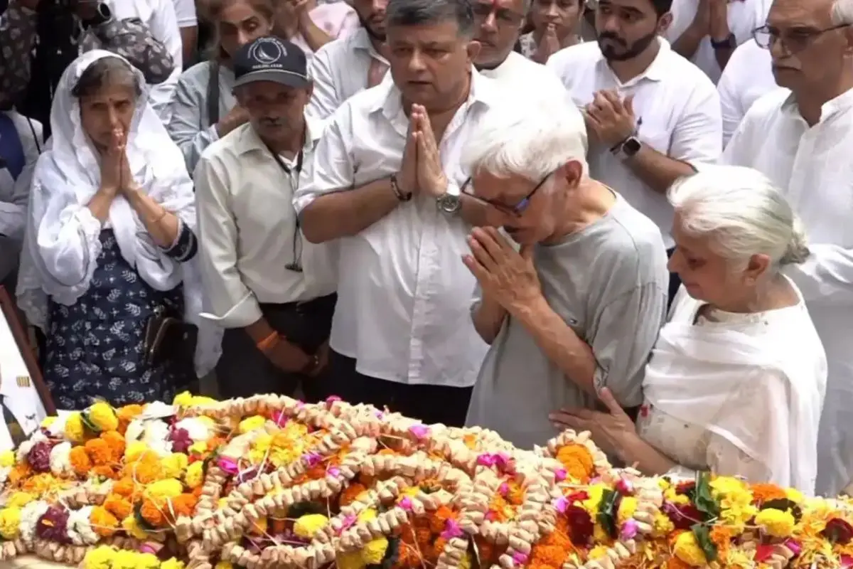 Pushkaraj Sabharwal, father of Captain Sumeet Sabharwal, with other family members, paying tribute after his son's mortal remains were brought to Mumbai for his last rites. Photo: X