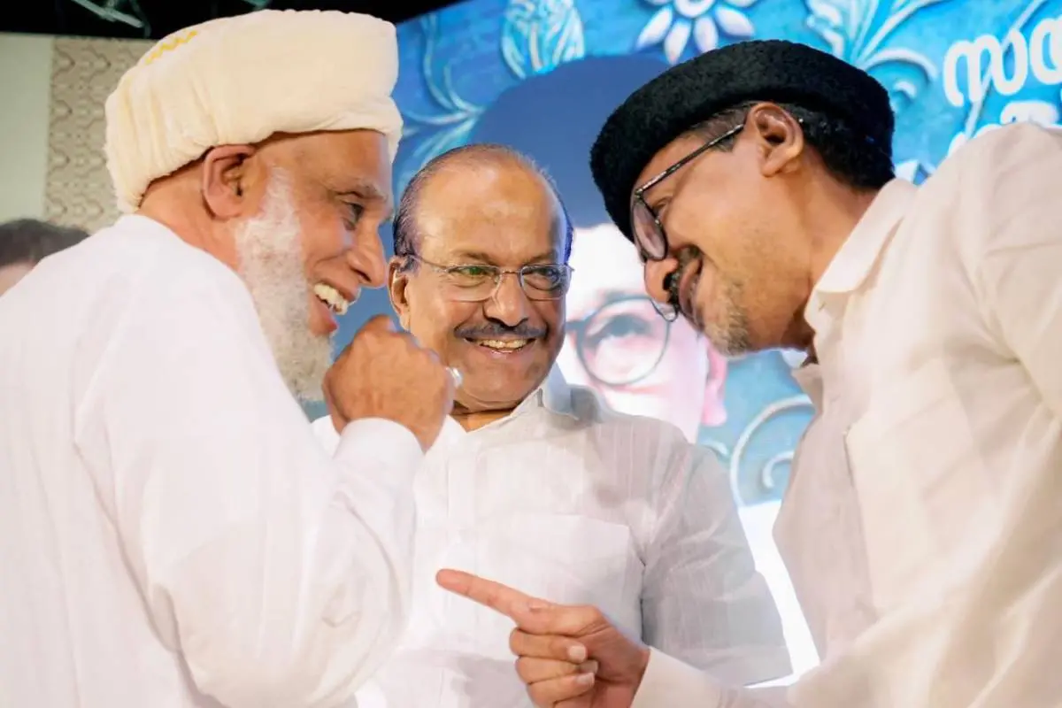 സമസ്ത ഇ.കെ. വിഭാഗം അധ്യക്ഷൻ ജിഫ്രി മുത്തുക്കോയ തങ്ങളും ലീഗ് സംസ്ഥാ പ്രസിഡന്റ് പാണക്കാട് സയ്യിദ് സാദിഖലി ശിഹാബ് തങ്ങളും പി.കെ. കുഞ്ഞാലിക്കുട്ടിയും സംഭാഷണത്തിനിടെ