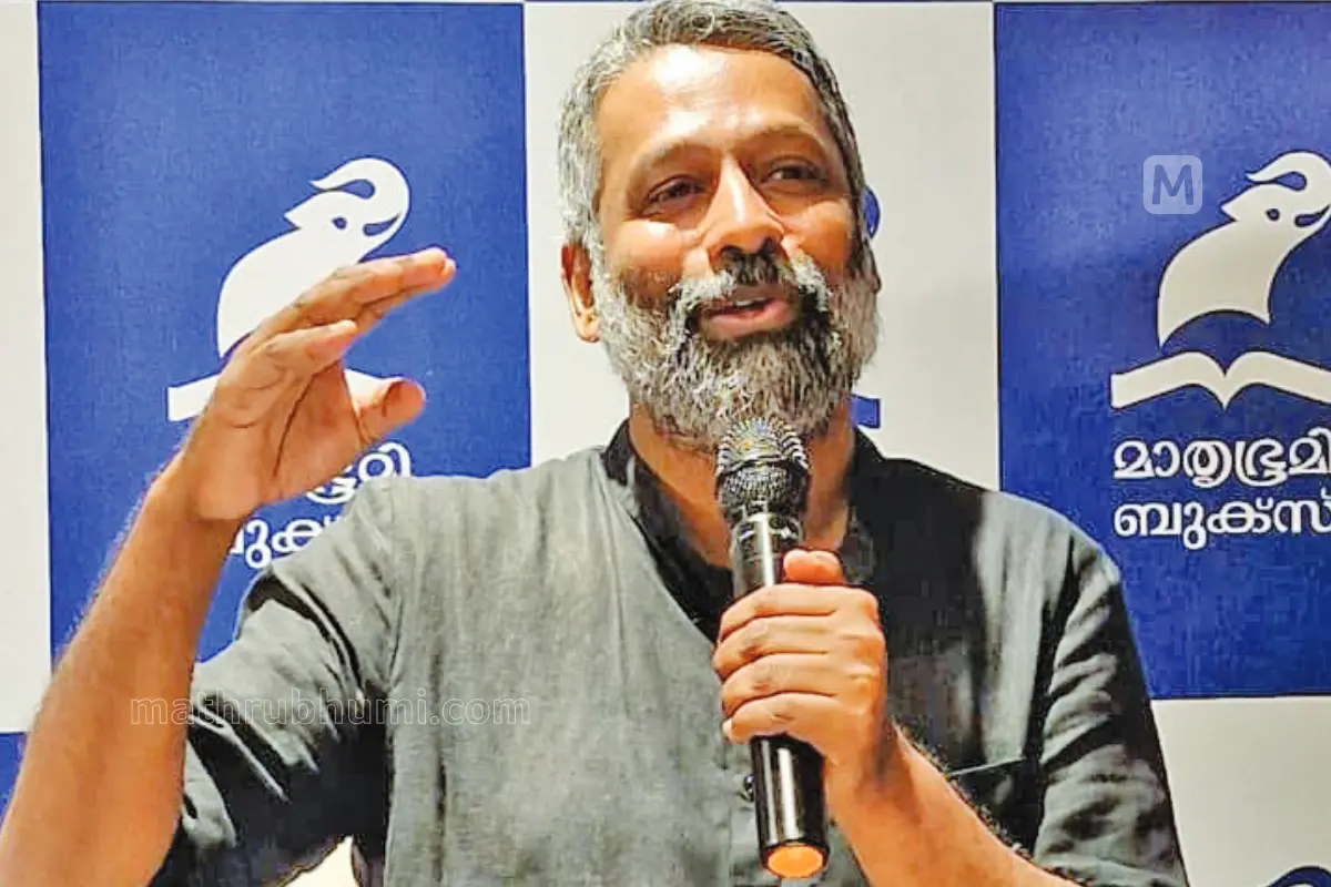 കാക്കനാട് മാതൃഭൂമി ബുക്സ്റ്റോറിൽ വായനക്കാരുമായി സംസാരിക്കുന്ന ഷൗക്കത്ത്.