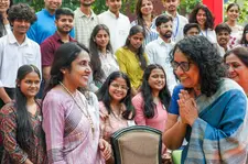 ‘വീട്ടിലേക്കുള്ള മടക്കം’, ക്ലാസ് മുറിയും ലൈബ്രറിയും വീണ്ടും കണ്ടപ്പോള്‍ വിസ്മയം, ആല്‍മരം നട്ടും വിദ്യാര്‍ഥികളോട് സംവദിച്ചും ശ്രീലങ്കൻ പ്രധാനമന്ത്രി