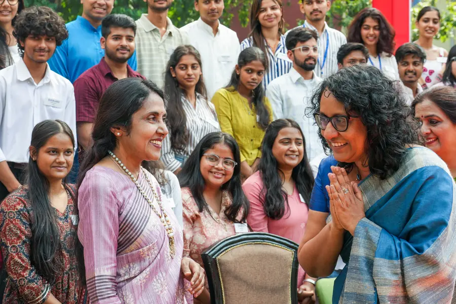 ‘വീട്ടിലേക്കുള്ള മടക്കം’, ക്ലാസ് മുറിയും ലൈബ്രറിയും വീണ്ടും കണ്ടപ്പോള്‍ വിസ്മയം, ആല്‍മരം നട്ടും വിദ്യാര്‍ഥികളോട് സംവദിച്ചും ശ്രീലങ്കൻ പ്രധാനമന്ത്രി