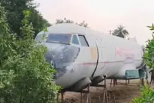 പൈലറ്റിന്റെ വേഷമിട്ട് കോക്ക്പിറ്റിലിരിക്കാം, ഫോട്ടോ എടുക്കാം; 40 ലക്ഷത്തിന് വാങ്ങിയ ബിഎസ്എഫ് വിമാനം ആഡംബര ഹോട്ടലാക്കാനൊരുങ്ങി സഹോദരന്മാര്‍