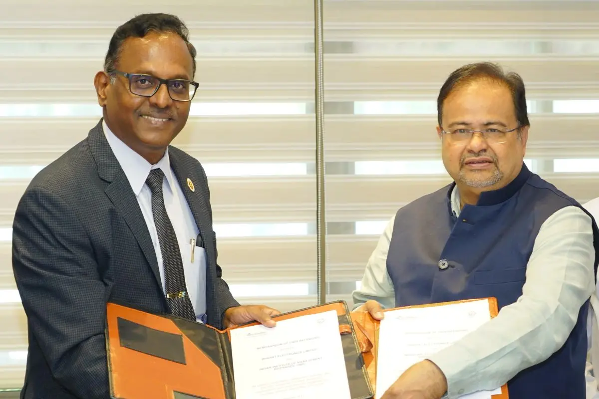 Director IIMK and DIrector HR BEL exchanging signed MoUs