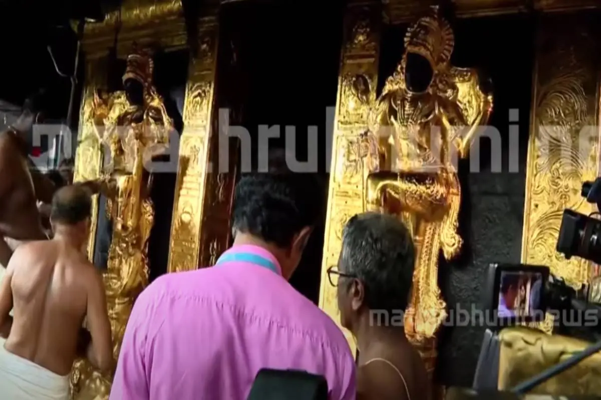 The gold plating on the Sabarimala Dwarapalaka sculpture is being reinstalled | Photo: Screengrab of Mathrubhumi News