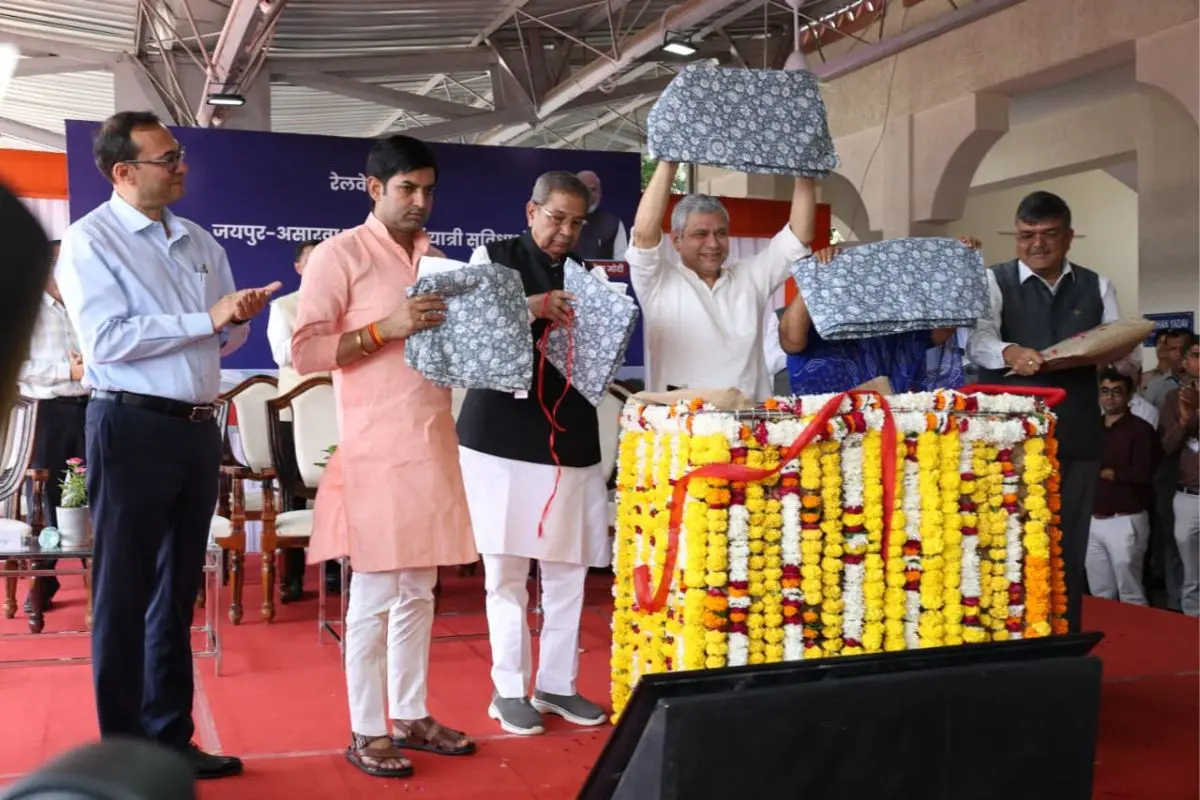 Ashwini Vaishnaw launched a pilot project introducing blanket covers with traditional Sanganeri prints at Khatipura Railway Station in Jaipur.