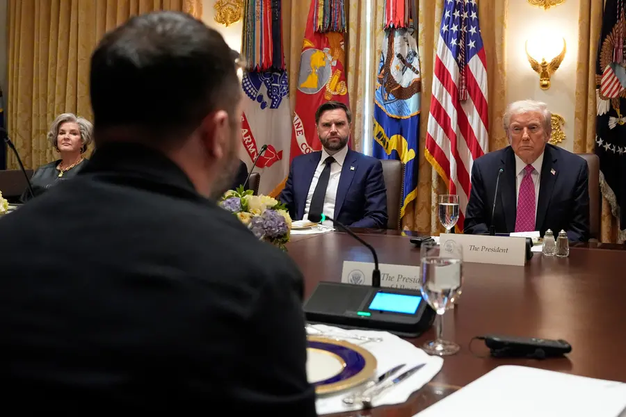 President Donald Trump, right, attends a lunch with Ukraine's President Volodymyr Zelenskyy