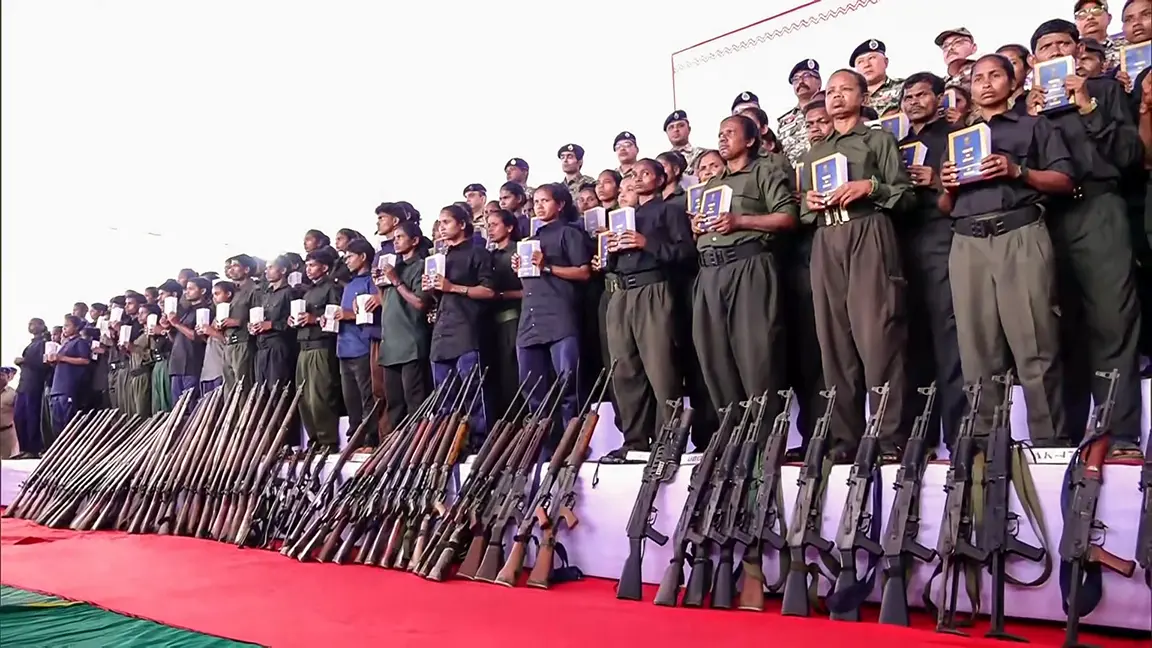 ഛത്തീസ്ഗഡില് 210 മാവോവാദികൾ സുരക്ഷാസേനയ്ക്ക് മുമ്പാകെ ആയുധംവെച്ച് കീഴടങ്ങിയപ്പോൾ (ANI Video Grab)