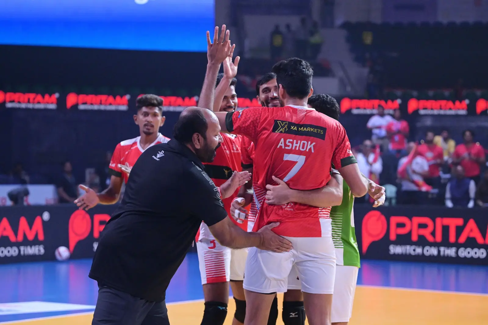 പ്രൈം വോളിബോൾ ലീഗില് വെള്ളിയാഴ്ച്ച നടന്ന കൊല്ക്കത്ത തണ്ടര്ബോൾട്ട്സിനെതിരായ മത്സരത്തില് വിജയം ആഘോഷിക്കുന്ന കാലിക്കറ്റ് ഹീറോസ് ടീം