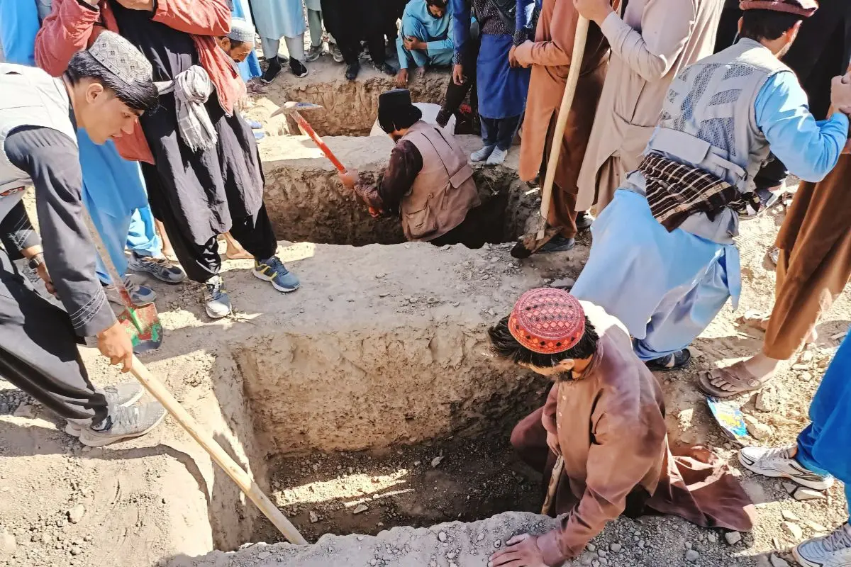 Locals dig graves for people killed in a cross-border airstrike by the Pakistani army in Afghanistan's eastern Paktika province, Saturday, Oct. 18, 2025 (Photo: AP)