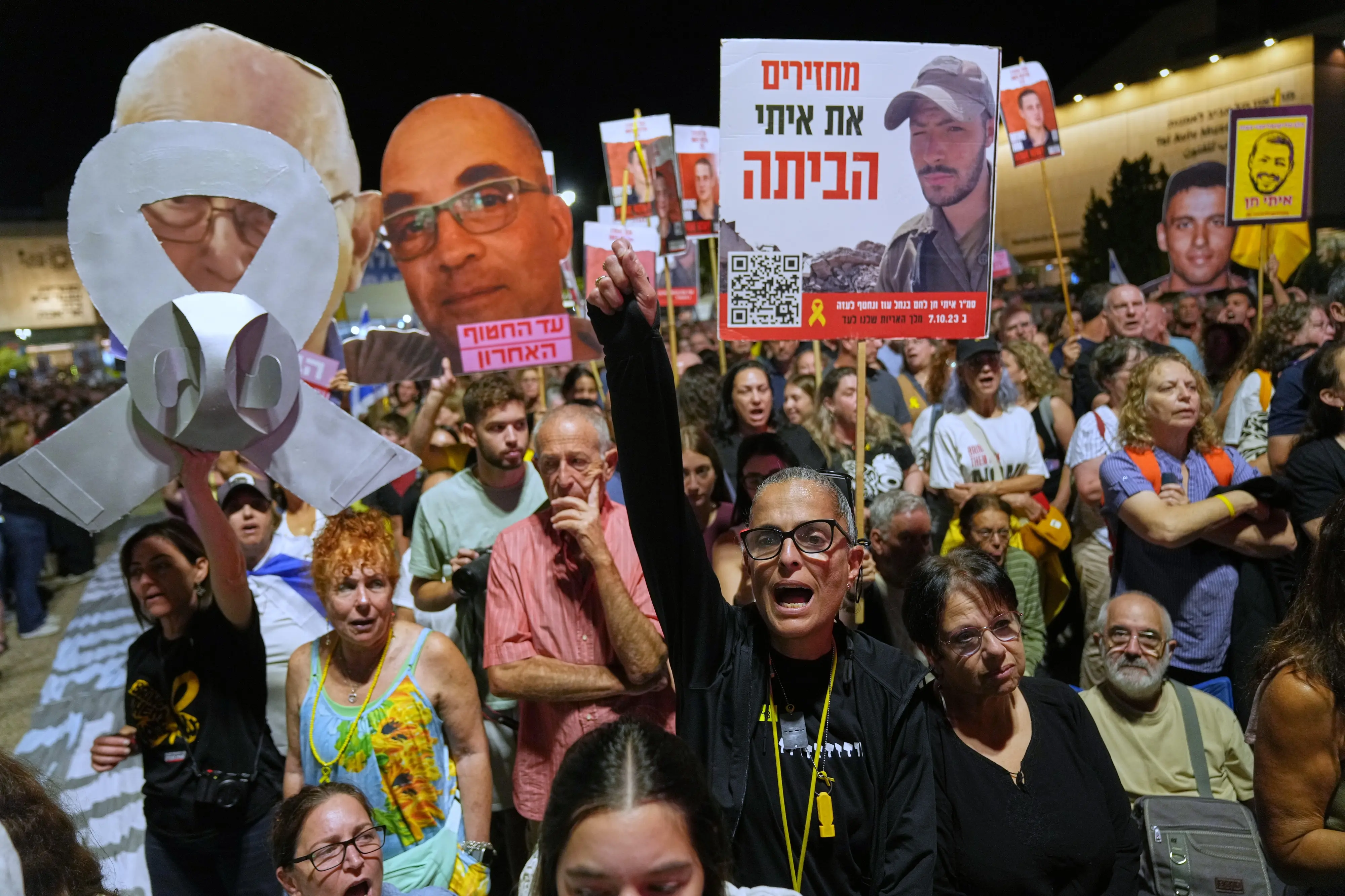 People take part in a rally demanding the returning of the bodies of hostages kidnapped by Hamas who are still in Gaza Strip | Photo: AP