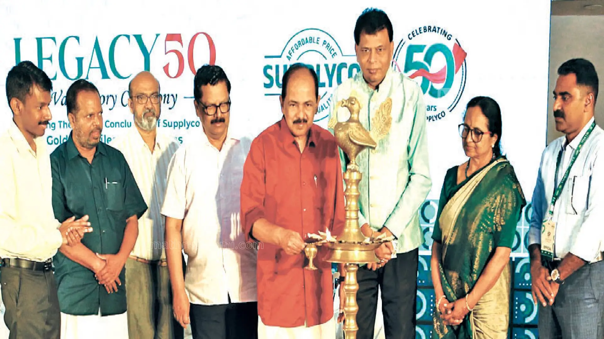 സപ്ലൈകോയുടെ സുവർണജൂബിലി ആഘോഷങ്ങളുടെ സമാപന സമ്മേളനം എറണാകുളം ബോൾഗാട്ടി പാലസിൽ മന്ത്രി ജി.ആർ. അനിൽ ഉദ്ഘാടനം ചെയ്യുന്നു. സപ്ലൈകോ എംഡി വി.എം. ജയകൃഷ്ണൻ, കെ.എൻ. ഉണ്ണികൃഷ്ണൻ എംഎൽഎ, അലി അസ്‌ഗർ പാഷ, ജിജി തോംസൺ, സഞ്ജീബ് കുമാർ പട്ജോഷി, എം.എസ്. ജയ, വി.കെ. അബ്ദുൾ ഖാദർ എന്നിവർ സമീപം