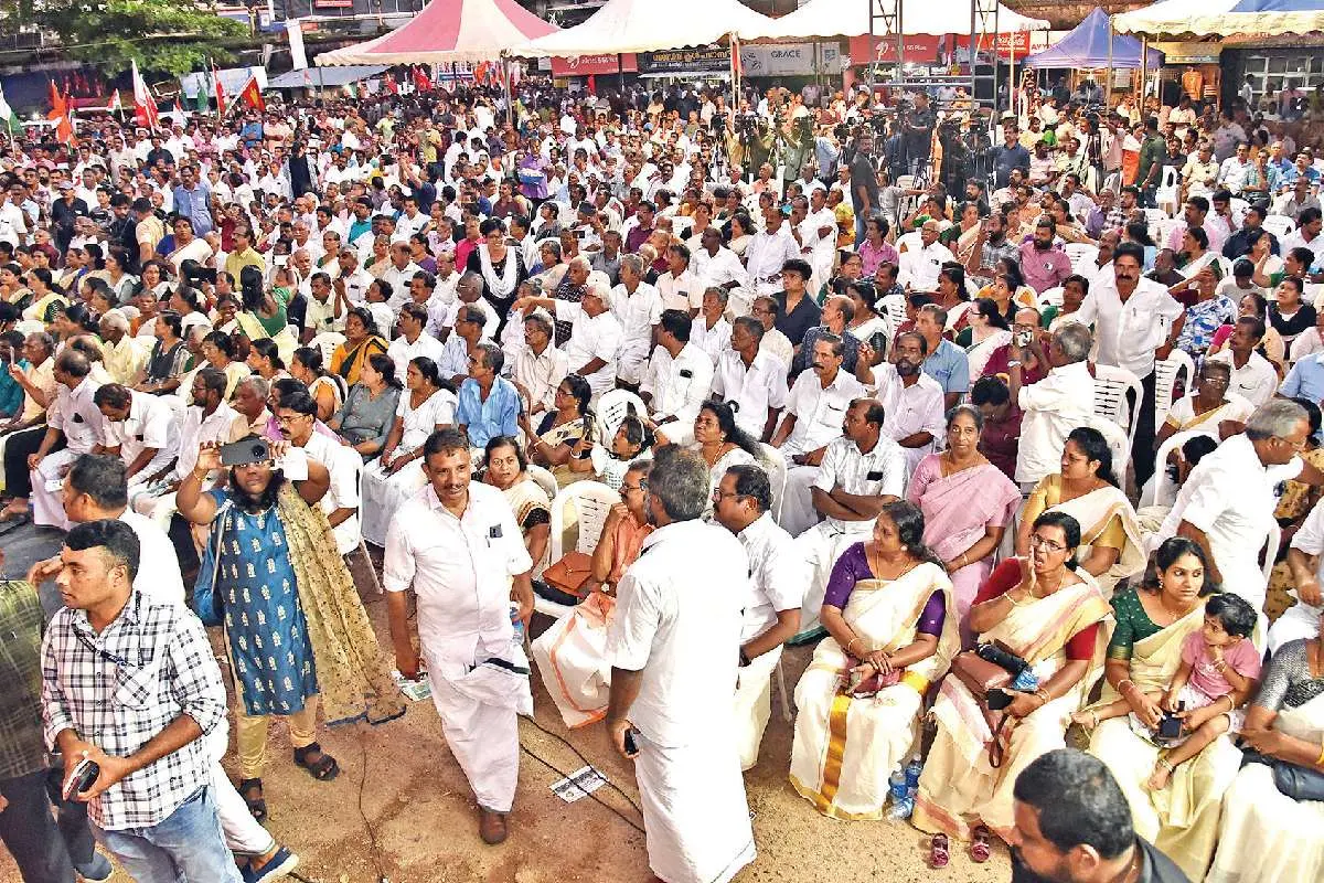• പന്തളത്ത് യുഡിഎഫ് നടത്തിയ വിശ്വാസസംരക്ഷണ സംഗമത്തിനെത്തിയവർ