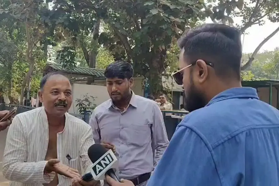 RJD leader tears his clothes, cries over election ticket denial outside Lalu Prasad’s house | VIDEO