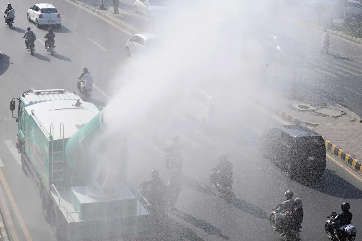 Workers spray water from an anti-smog gun to reduce pollution in Lahore on October 16, 2025 (Photo: AFP)