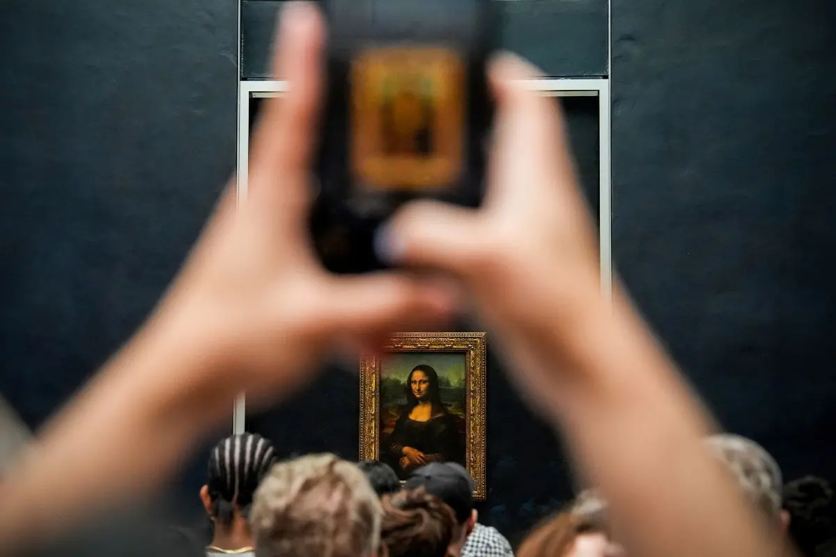 A person photographs Leonardo da Vinci's painting Mona Lisa at the Louvre museum (File photo: AP)
