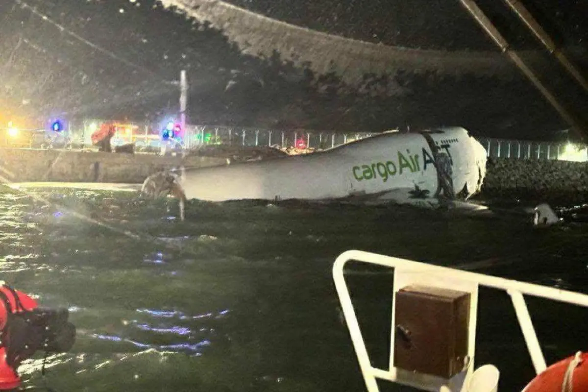 Cargo plane crashes into sea at Hong Kong airport | Photo: X