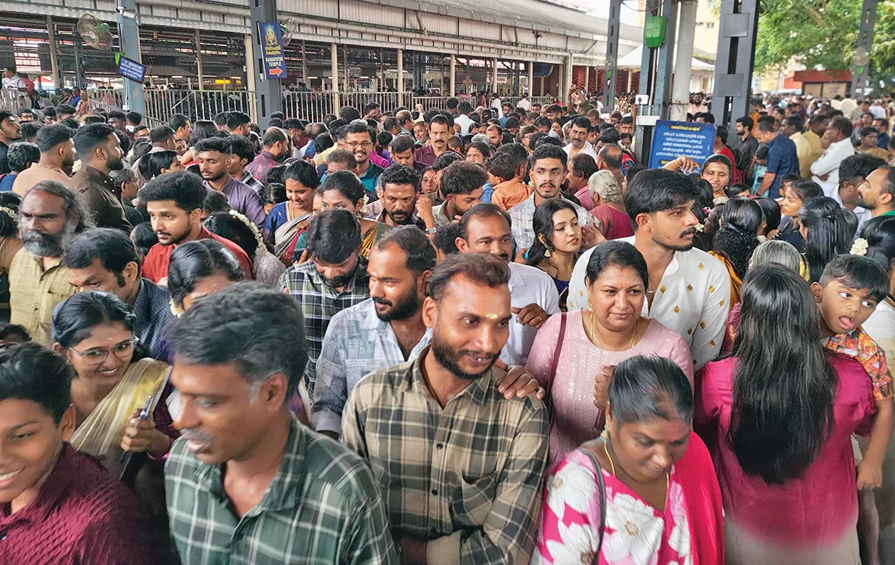 ഗുരുവായൂർ ക്ഷേത്രനടയിൽ ഞായറാഴ്ച കല്യാണക്കാർ തിങ്ങിനിറഞ്ഞപ്പോൾ