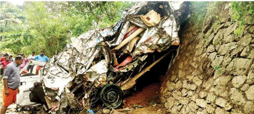 പുഴയില്നിന്ന് കണ്ടെത്തിയ വാഹനം കരയ്ക്കെത്തിച്ചപ്പോൾ, ഡ്രൈവര് സന്തോഷ് സമീപം
