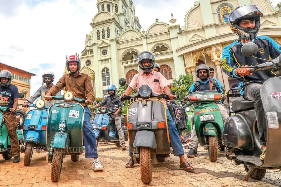 എല്ലാ റൂട്ടും പത്തനംതിട്ടയിലേക്ക്; 'ടു സ്രോക്ക്' പവറില് 130 വിന്റേജ് സ്കൂട്ടറുകള് സംഗമിച്ചു