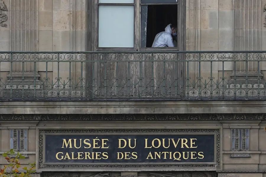 Louvre heist: French police hunt masked gang who stole royal jewels