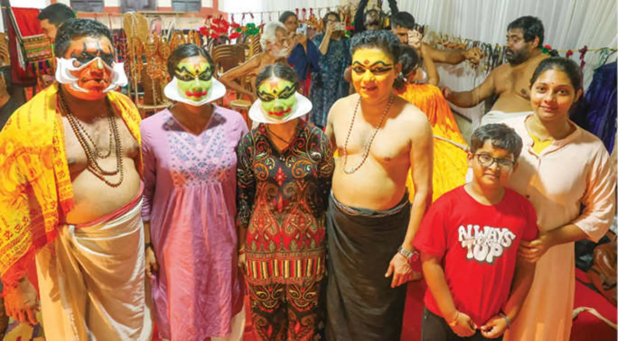 കുമാരനല്ലൂരില് ലവണാസുരവധം കഥകളിക്ക് തയ്യാറാകുന്ന (ഇടത്തുനിന്ന് വലത്തേക്ക്) കലാകേന്ദ്രം ബാലു എം. നായര്, നന്ദകി ബാലു, തീര്ഥ വിജയകുമാര്, കലാമണ്ഡലം ചമ്പക്കര വിജയകുമാര്,പരിപ്പ് ഒളവൂര്മഠം അദ്വൈത് അരുൺ, അഞ്ജലി അരുൺ